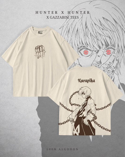 Remera crema de Hunter x Hunter con mano y cadenas al frente y Kurapika con cadenas en la espalda.