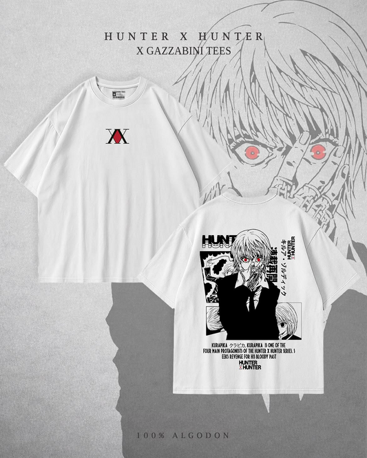 Remera blanca de Hunter x Hunter con símbolo frontal y collage manga de Kurapika con ojos rojos y cadenas en la espalda.