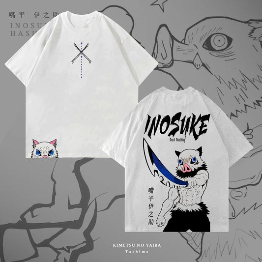 Remera blanca Kimetsu no Yaiba Inosuke Espada Azul, vista del frente y de la espalda con nombre Inosuke en negro.