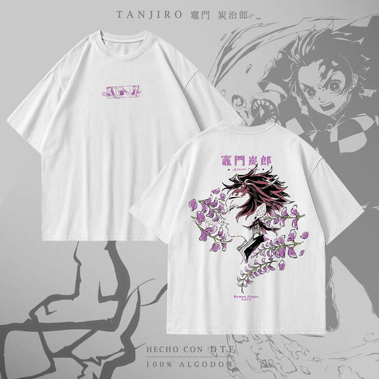 Color blanco: remera Kimetsu no Yaiba Tanjiro Flores, vista del frente y de la espalda.