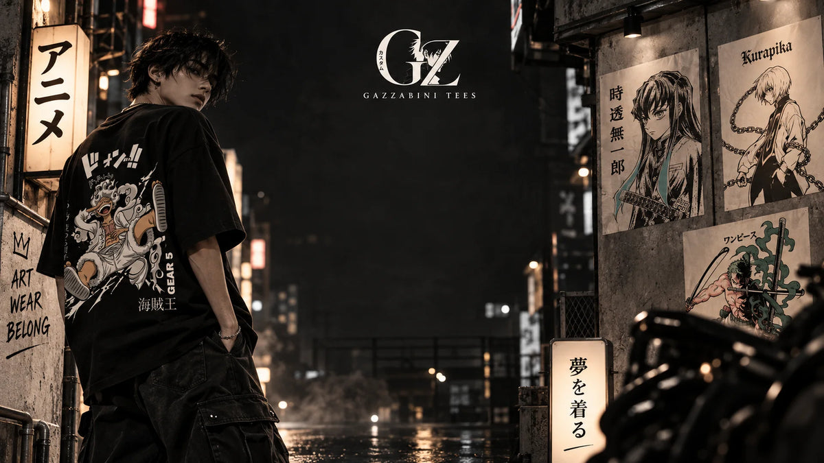 Gazzabini Tees en una calle nocturna japonesa